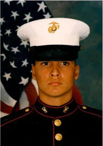 Darío Díaz con el uniforme de gala del Cuerpo de Marines